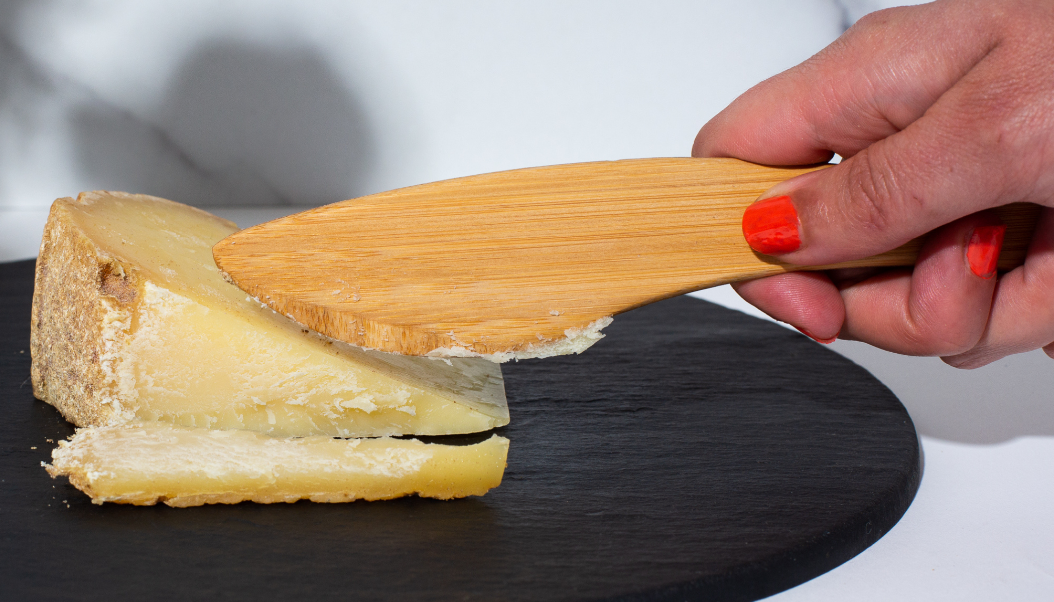 http://cheesegrotto.com/cdn/shop/articles/The_Best_6_Cheese_Knives.png?v=1621535009